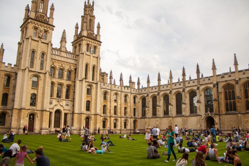 Oxford University Weidenfeld-Hoffmann Scholarships 2025: Free Tuition & Living Stipend